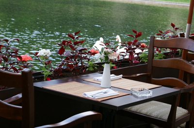 Столик на летней веранде ресторана Павильон с видом на Патриаршие пруды