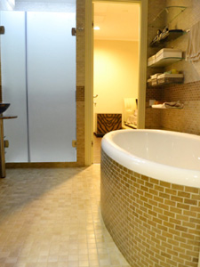 Стильная просторная ванная комната в апартаментах в ЖК Город Стлиц